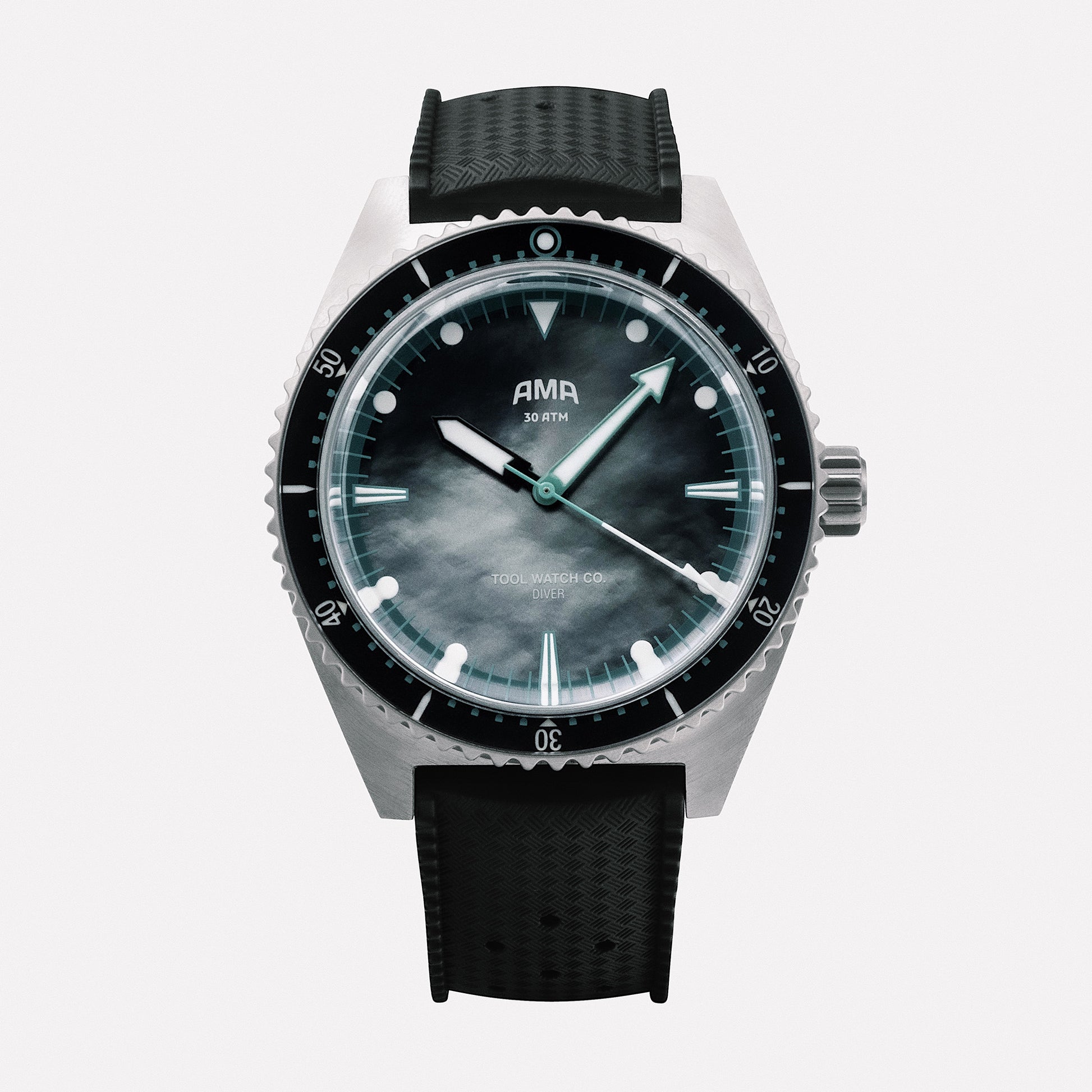 AMA Signature Series dial close-up with dive indices and unidirectional bezel